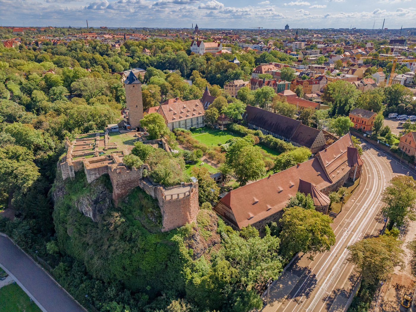 Drohnenaufnahme der Burg Giebichenstein in Halle (Saale)