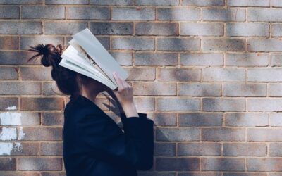 Frau mit Buch vor dem Kopf, Verwirklichen, Zukunft