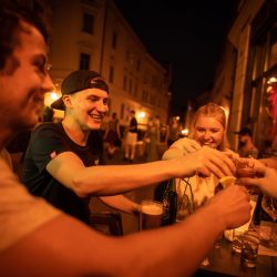 Junge Menschen sitzen in der Kleinen Ullrichstraße in Halle (Saale), Leben, Feiern, Kneipe, Bar