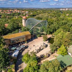 Blick auf Bergzoo Halle (Saale) mit Vogelvoliere und Bergterrassen