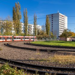 Halle (Saale), Wendeschleife der Straßenbahn im Stadtgebiet Trotha, Hochhäuser im Hintergrund